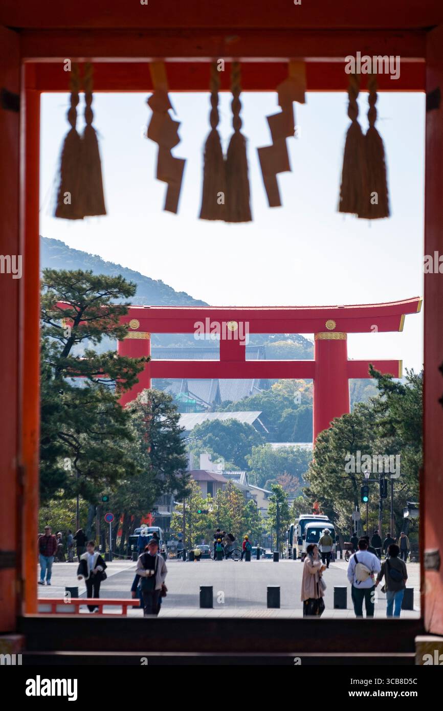 Heian-Jingu-Schrein Grand Torii durch das Heian Jingu Outemmon Tor, das kulturelle und architektonische Bedeutung zeigt, Kyoto, Japan Stockfoto