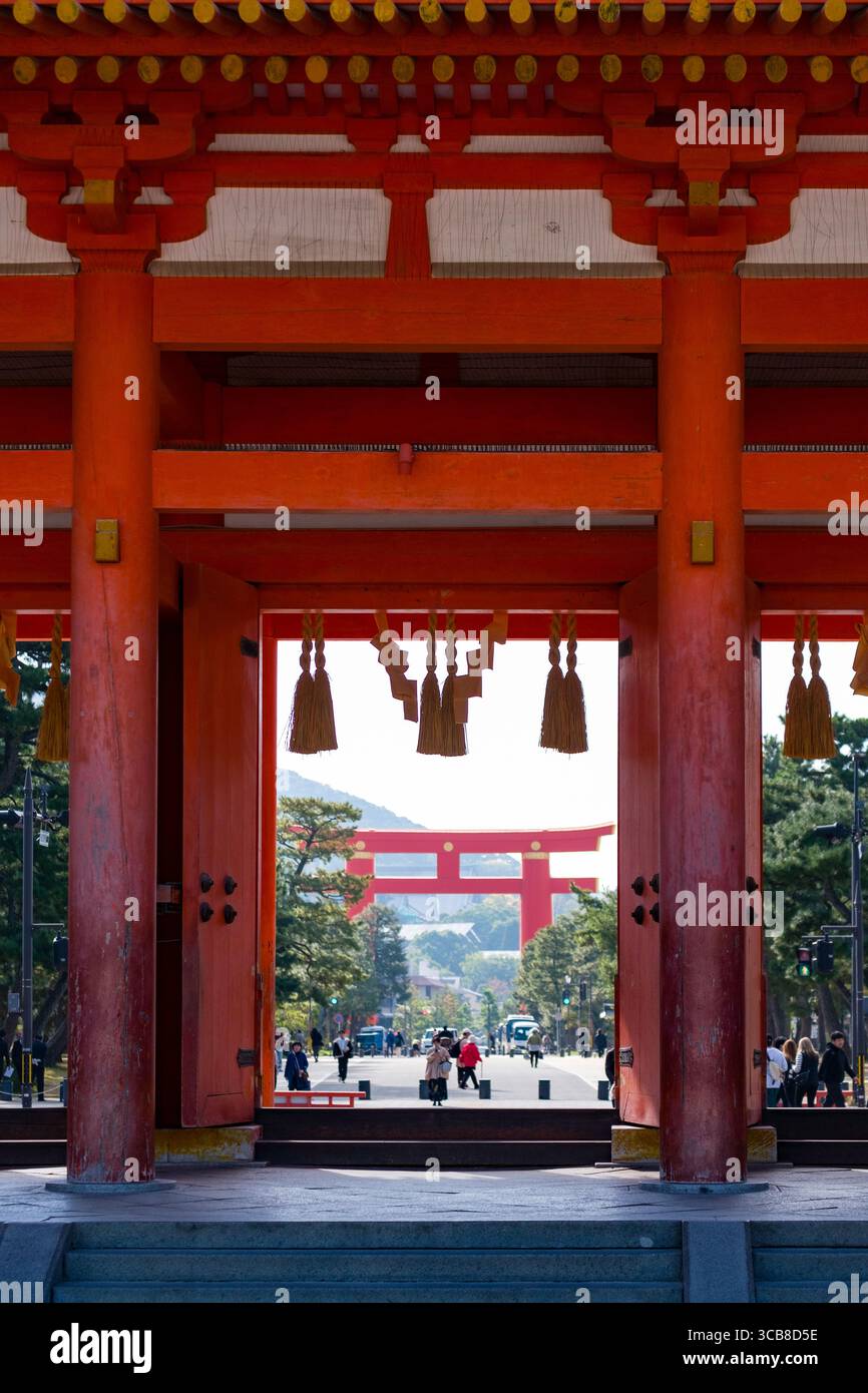Heian-Jingu-Schrein Grand Torii durch das Heian Jingu Outemmon Tor, das kulturelle und architektonische Bedeutung zeigt, Kyoto, Japan Stockfoto