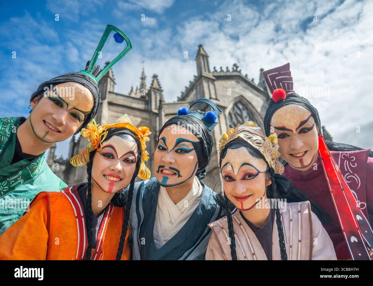Edinburgh, Großbritannien. August 2025. August 2025 Edinburgh, Edinburgh Fringe Festival. Der Edinburgh Fringe ist jetzt in vollem Gange und die Menschenmassen strömen zur Royal Mile, um die vielen Talente und Sehenswürdigkeiten und Klänge der Straßenkünstler zu erleben. Bunte Kostüme von China Focus Act, mit der Show Zhuanczi's Dream PIC Credit: phil wilkinson/Alamy Live News Stockfoto
