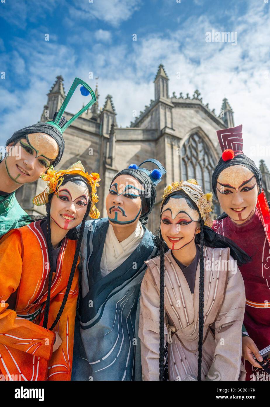 Edinburgh, Großbritannien. August 2025. August 2025 Edinburgh, Edinburgh Fringe Festival. Der Edinburgh Fringe ist jetzt in vollem Gange und die Menschenmassen strömen zur Royal Mile, um die vielen Talente und Sehenswürdigkeiten und Klänge der Straßenkünstler zu erleben. Bunte Kostüme von China Focus Act, mit der Show Zhuanczi's Dream PIC Credit: phil wilkinson/Alamy Live News Stockfoto
