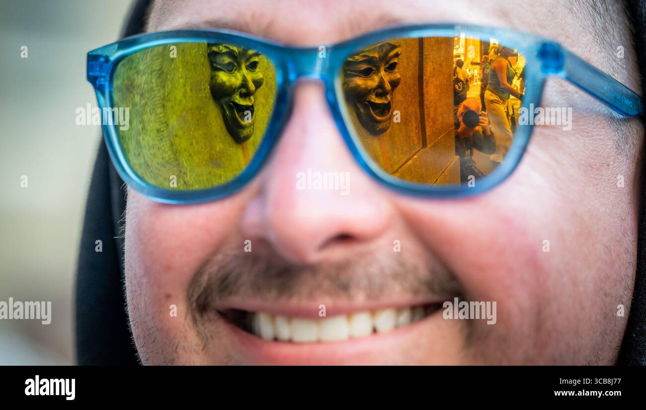Edinburgh, Großbritannien. August 2025. August 2025 Edinburgh, Edinburgh Fringe Festival. Der Edinburgh Fringe ist jetzt in vollem Gange und die Menschenmassen strömen zur Royal Mile, um die vielen Talente und Sehenswürdigkeiten und Klänge der Straßenkünstler zu erleben. Gutes Wetter bringt ein Lächeln auf die Randgäste auf der Royal Mile PIC Credit: phil wilkinson/Alamy Live News Stockfoto