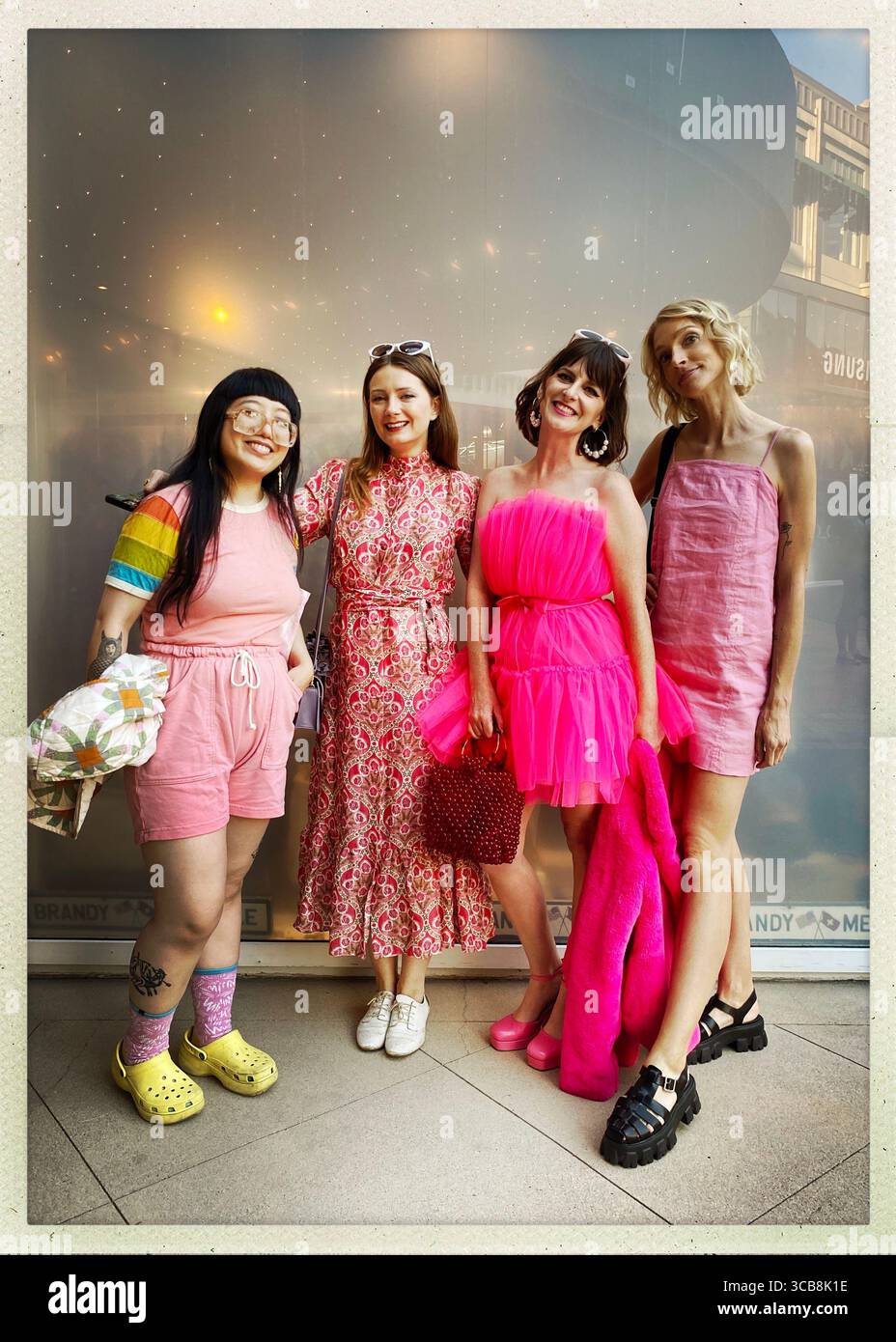 22. Juli 2023, Glendale, Kalifornien, USA: Kinobesucher beim Eröffnungswochenende des Barbie-Films im Americana in Glendale. L-R; Kristen liu-Wong, Rachel O'Donnell, Kate Proto und Aimee Gauthier. (Kreditbild: © Iris Schneider/ZUMA Press Wire) Stockfoto
