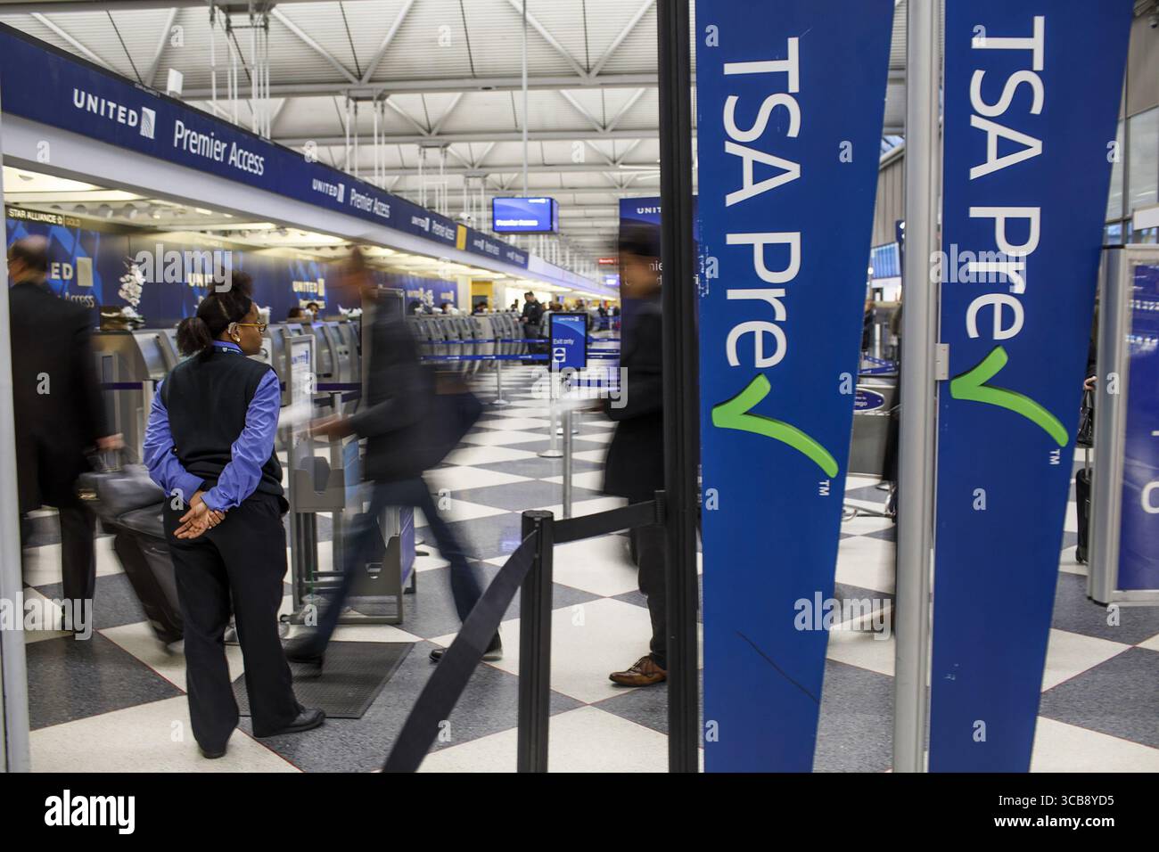 23. Oktober 2023: Passagiere gehen durch den Eingang eines TSA PreCheck in Terminal 1 am O'Hare International Airport Mittwoch, 1. Februar 2017, in Chicago. (Bild: © Armando L. Sanchez/Chicago Tribune via ZUMA Press Wire) Stockfoto