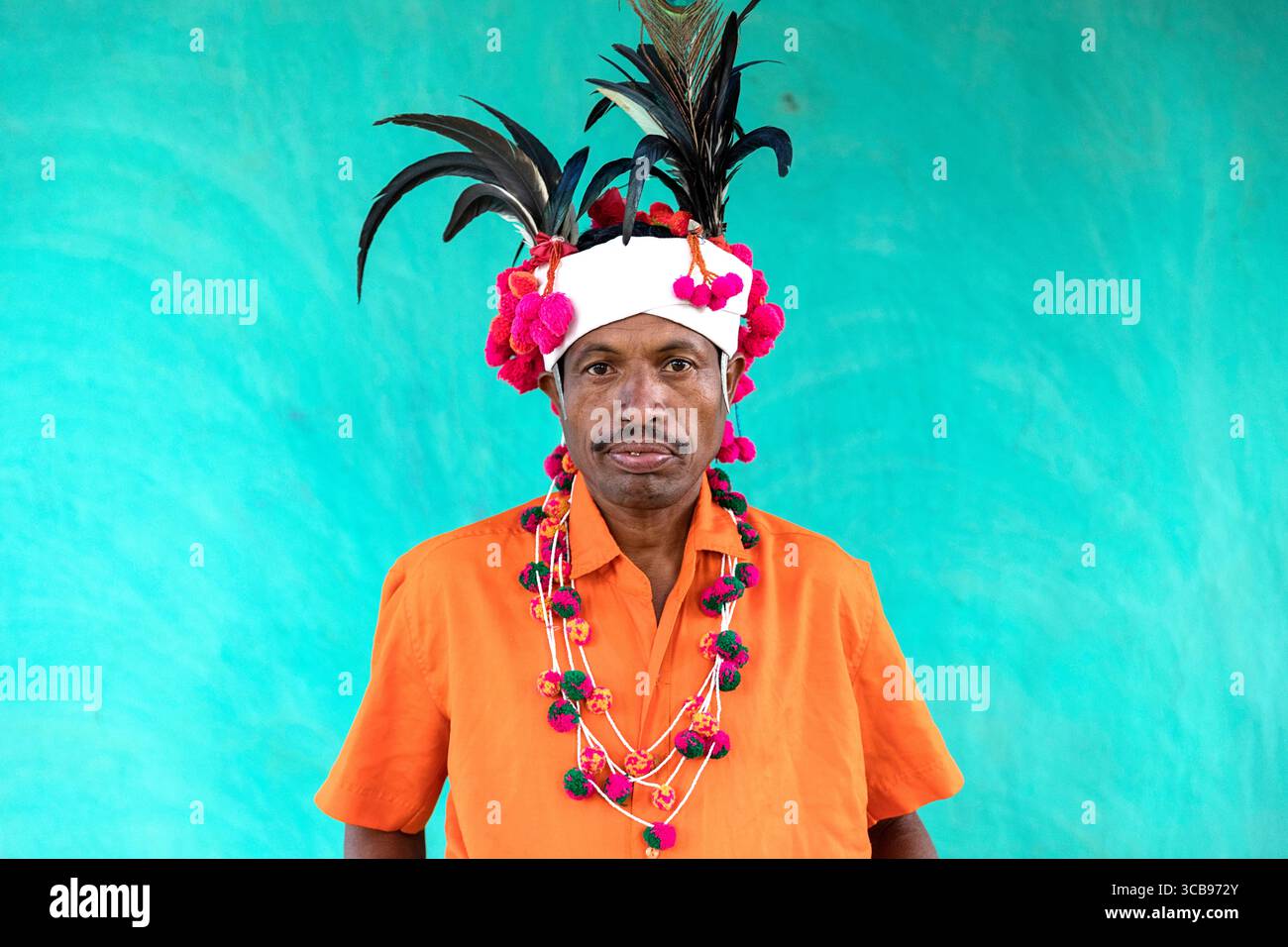 Mann, Musiker, Tänzer im Rock vom Hirschhorn muria Stamm in traditioneller Kleidung mit bunten Ornamenten und einer Trommel, Chhattisgarh, indien Stockfoto