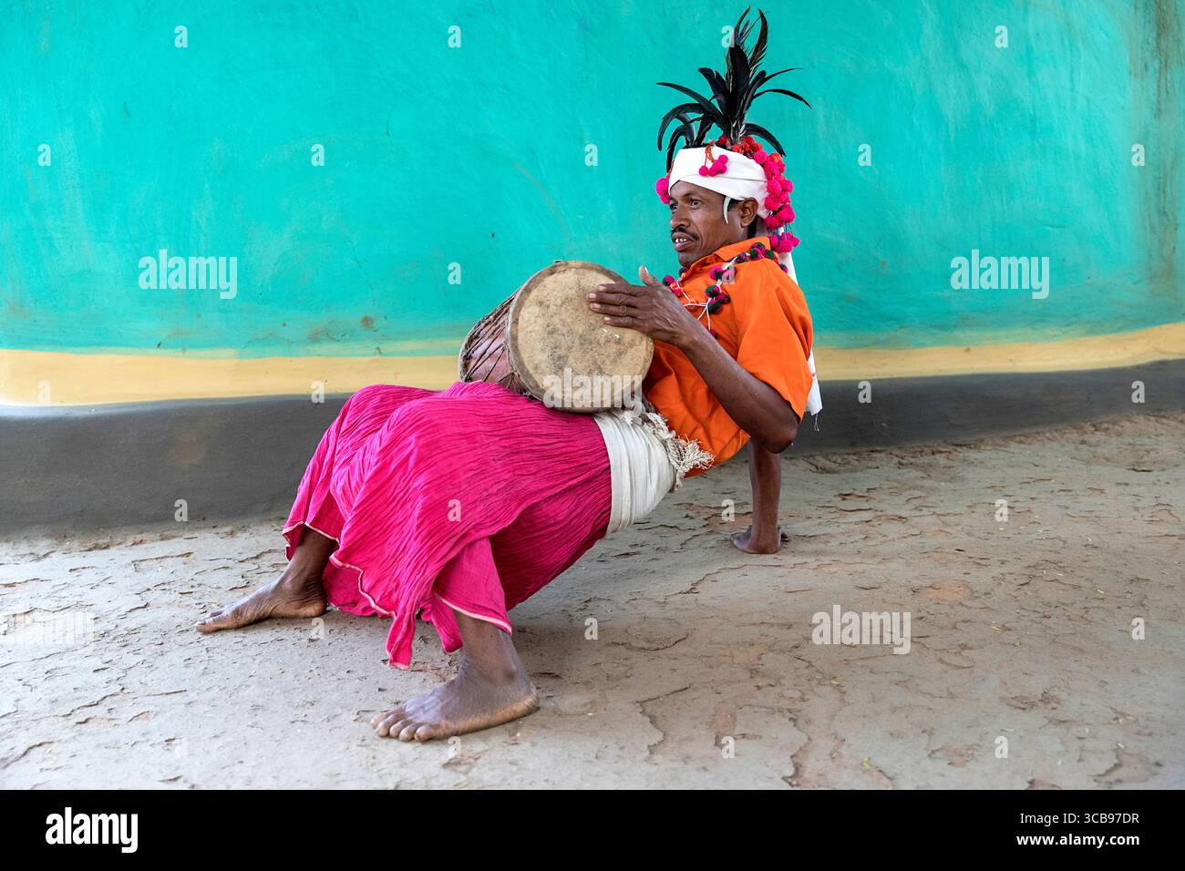 Mann, Musiker, Tänzer im Rock vom Hirschhorn muria Stamm in traditioneller Kleidung mit bunten Ornamenten und einer Trommel, Chhattisgarh, indien Stockfoto