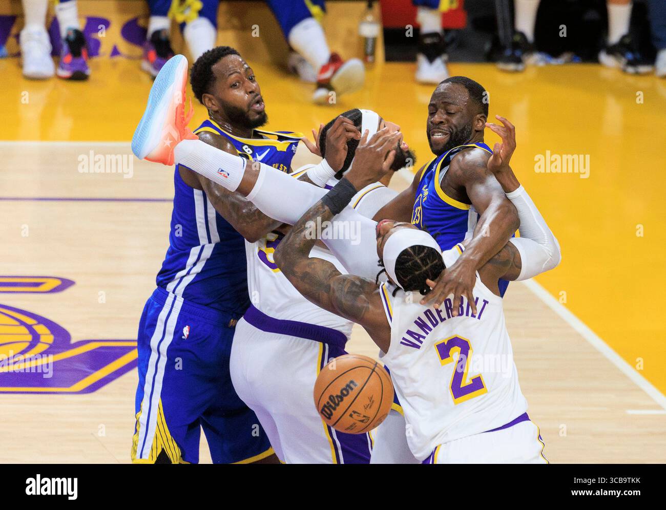 6. Mai 2023, LOS ANGELES, KALIFORNIEN, USA: Draymond Green #23 der Golden State Warriors blockiert einen Schuss von Jarred Vanderbilt #2 der Los Angeles Lakers während des dritten Spiels des Halbfinals der Western Conference am Samstag, den 6. Mai 2023 in der Crypto.com Arena in Los Angeles, Kalifornien. Lakers besiegen Krieger, 127-97. JAVIER ROJAS/PI (Foto: © Prensa Internacional Via ZUMA Press Wire) Stockfoto