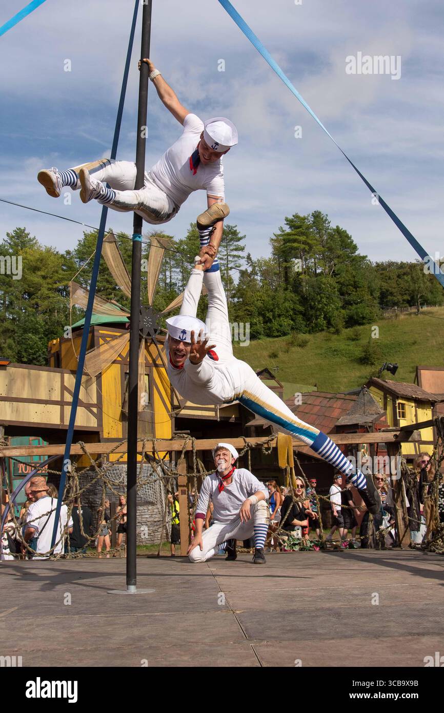 11. August 2023, Winchester, Hampshire, England: Boomtown Fair lockte die Besucher zu dem sonnenverwöhnten Festival mit überwiegend zeitgenössischen Tanzklängen an. Tausende strömten zu dem Ort in der Nähe von Winchester, wo eine eklektische Mischung aus Musik und Kunstdarstellern in einer fantastischen Welt von Fantasy-Kreationen und Musikbühnen enthalten war. (Bild: © Rod Harbinson/ZUMA Press Wire) Stockfoto