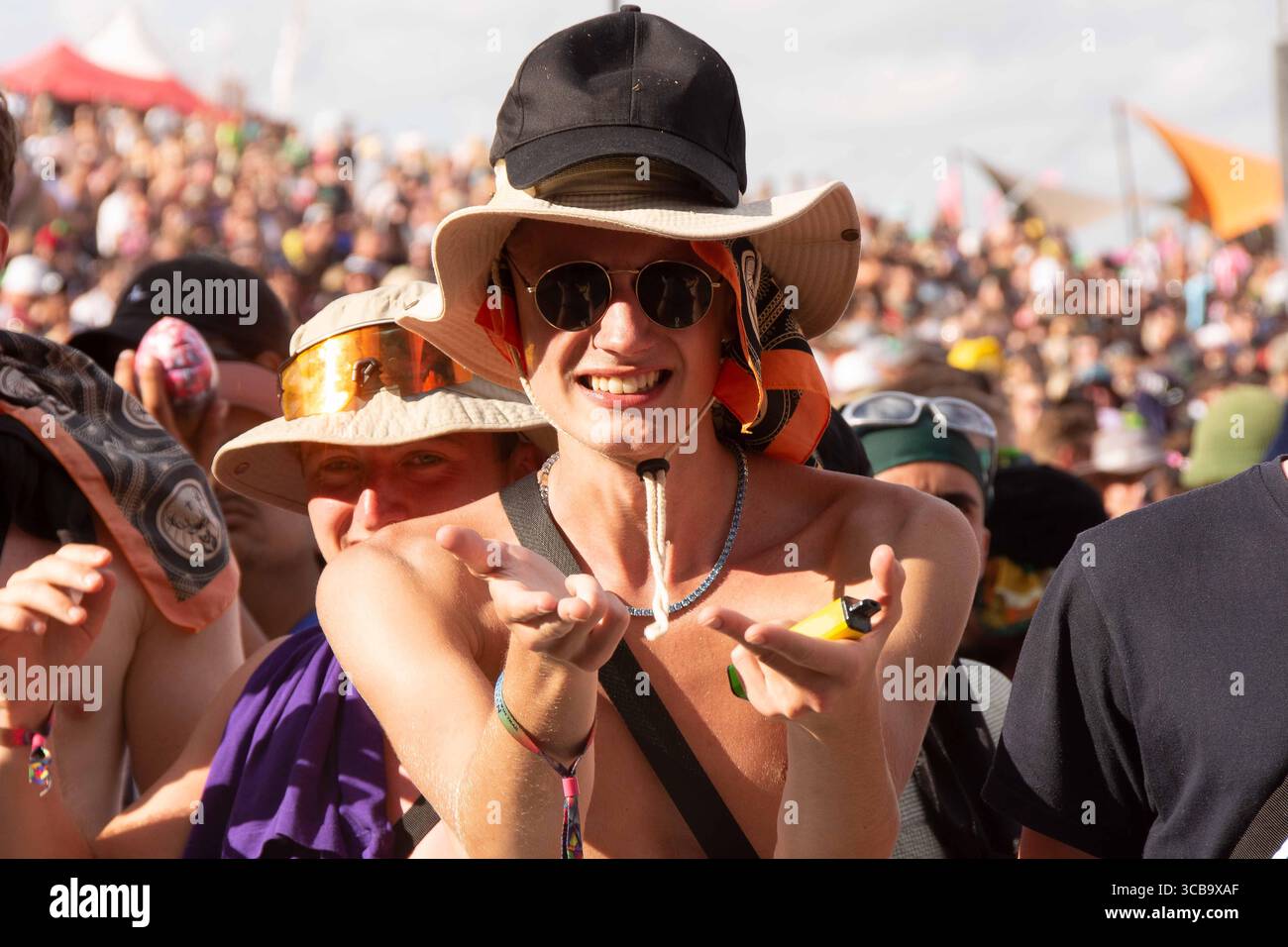 11. August 2023, Winchester, Hampshire, England: Boomtown Fair lockte die Besucher zu dem sonnenverwöhnten Festival mit überwiegend zeitgenössischen Tanzklängen an. Tausende strömten zu dem Ort in der Nähe von Winchester, wo eine eklektische Mischung aus Musik und Kunstdarstellern in einer fantastischen Welt von Fantasy-Kreationen und Musikbühnen enthalten war. (Bild: © Rod Harbinson/ZUMA Press Wire) Stockfoto