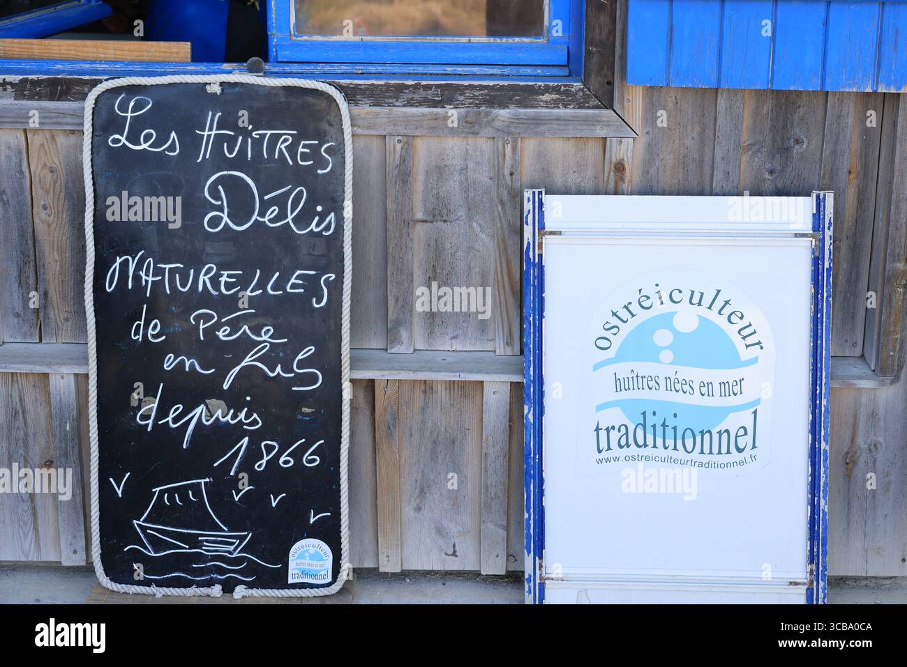 Austernbauern- und Austernverkäuferhütte im Larros-Austernhafen in Gujan-Mestras in der Bucht von Arcachon, Frankreich. Stockfoto