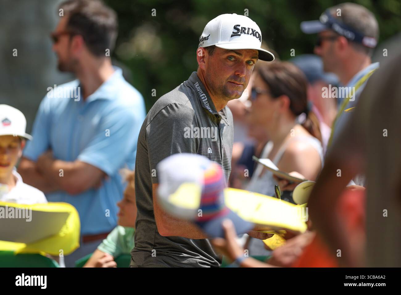 3. Juni 2023, Dublin, Ohio, Vereinigte Staaten von Amerika: KEEGAN BRADLEY (USA) unterzeichnet Autogramme am Ende der dritten Runde des Memorial Turniers im Muirfield Village Golf Club. Bradley erschossen sieben unter Par. (Foto: © Brian Dempsey/ZUMA Press Wire) Stockfoto