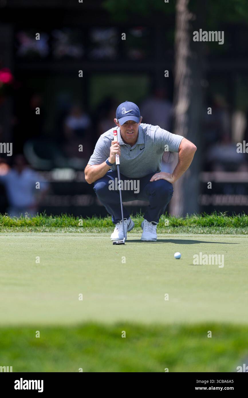 3. Juni 2023, Dublin, Ohio, Vereinigte Staaten von Amerika: RORY MCILROY (GB-NIR) stellt seinen Putt auf das 8. Loch des Memorial Turniers im Muirfield Village Golf Club. McIlroy schoss zwei unter Par und ist für die Führung gebunden. (Kreditbild: © Brian Dempsey/ZUMA Press Wire) Stockfoto