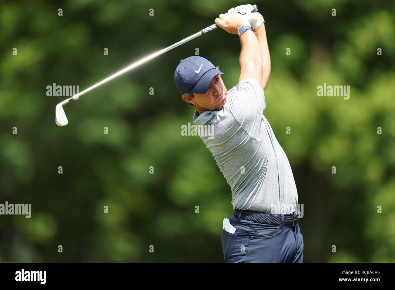 3. Juni 2023, Dublin, Ohio, Vereinigte Staaten von Amerika: RORY MCILROY (GB-NIR) schlägt am 9. Loch des Memorial Tournament im Muirfield Village Golf Club ab. McIlroy schoss zwei unter Par und ist für die Führung gebunden. (Kreditbild: © Brian Dempsey/ZUMA Press Wire) Stockfoto