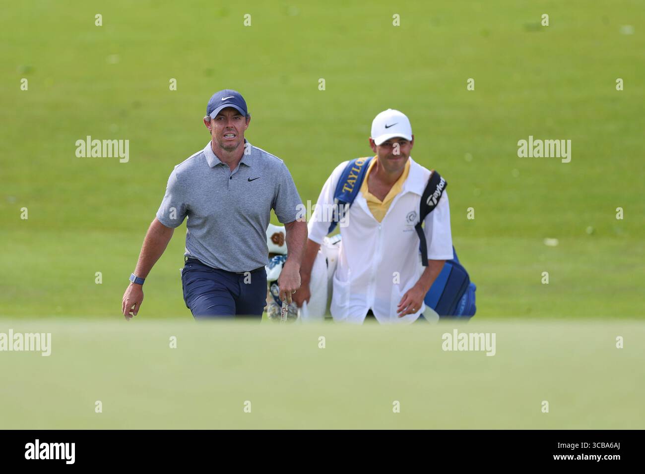 3. Juni 2023, Dublin, Ohio, Vereinigte Staaten von Amerika: RORY MCILROY (GB-NIR) nähert sich dem 18. Loch des Memorial Turniers im Muirfield Village Golf Club. McIlroy schoss zwei unter Par und ist für die Führung gebunden. (Kreditbild: © Brian Dempsey/ZUMA Press Wire) Stockfoto