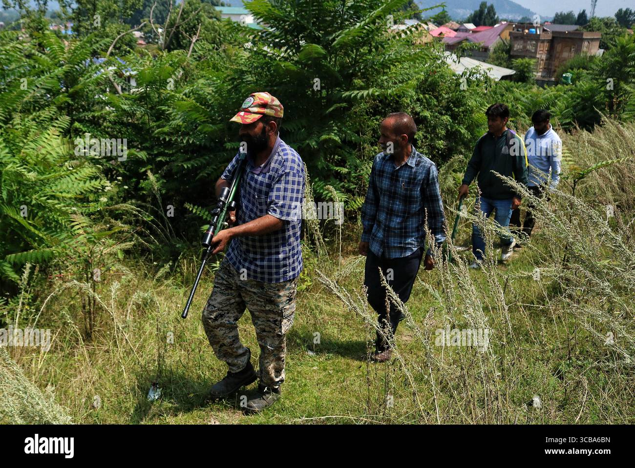 18. Juli 2023, Srinagar Kashmir, Indien: Die Beamten des Department of Wildlife, zusammen mit einer Beruhigungskanone, um einen Leoparden in Hari Parbat Gebiet von Srinagar zu fangen. Einheimische, die in der Gegend von Hari Parbat in Srinagar lebten, sagten, dass sie einen Leoparden gesehen hätten, der in der Gegend herumstreifte, was eine Panik unter den Menschen verursachte. Nach Angaben der Wildlife Department of Jammu and Kaschmir von 2006 bis Ende 2022 forderte der Human-Wildlife Conflict (HWC) in Kaschmir 242 Menschenleben, während 2940 Menschen bei solchen Vorfällen verletzt wurden. Am 18,2023. Juli in Srinagar Kaschmir, Indien. (Bild: © Firdous Naz Stockfoto