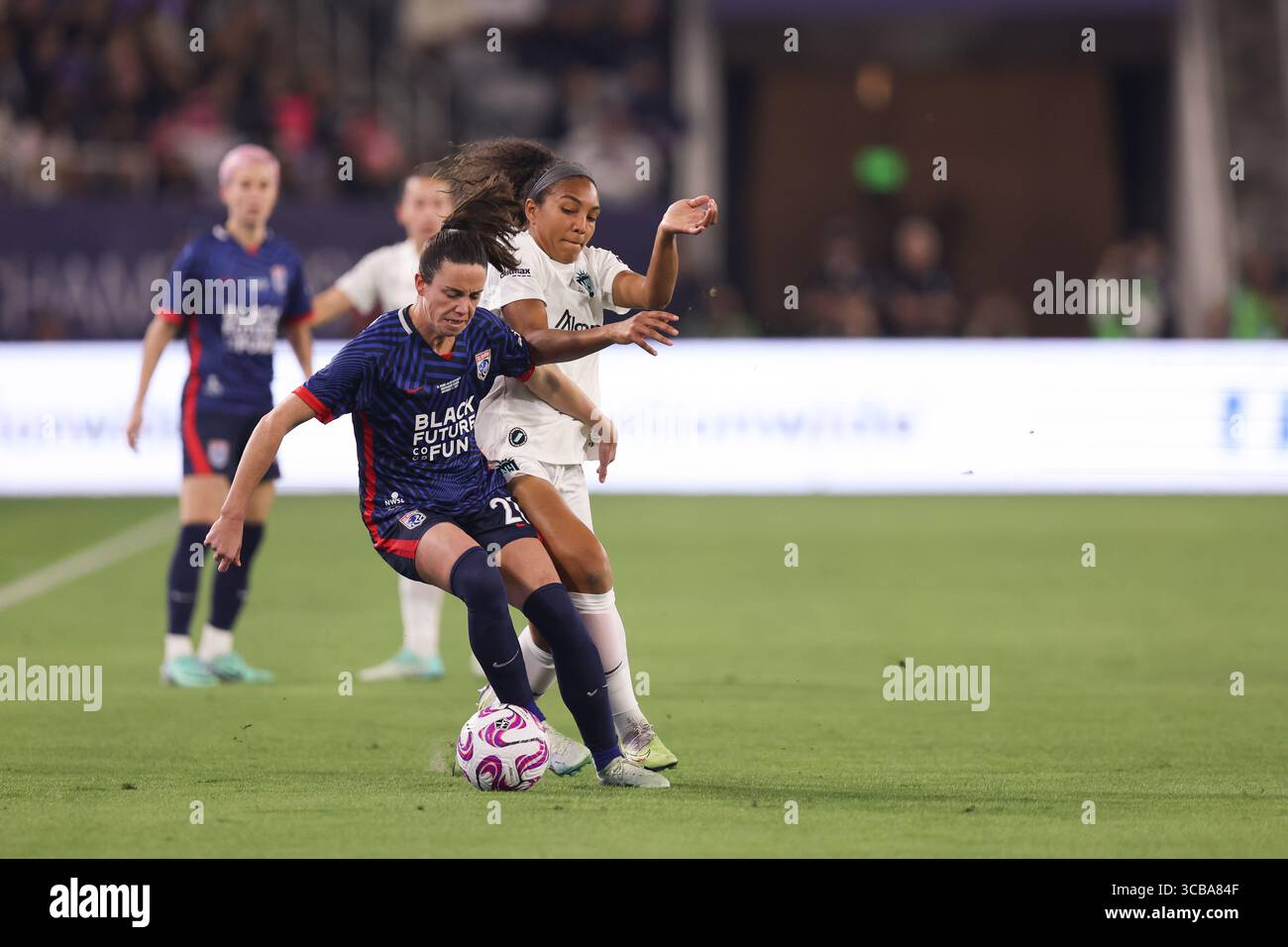 11. November 2023, San Diego, Kalifornien, USA: OL Reign-Verteidiger PHOEBE MCCLERNON (21) und NJ/NY Gotham FC-Mittelfeldspieler YAZMEEN RYAN (18) kämpfen um den Besitz während eines NWSL-Meisterschaftsspiels zwischen OL Reign und NJ/NY Gotham FC im Snapdragon Stadium in San Diego, Kalifornien. (Kreditbild: © Brenton TSE/ZUMA Press Wire) Stockfoto