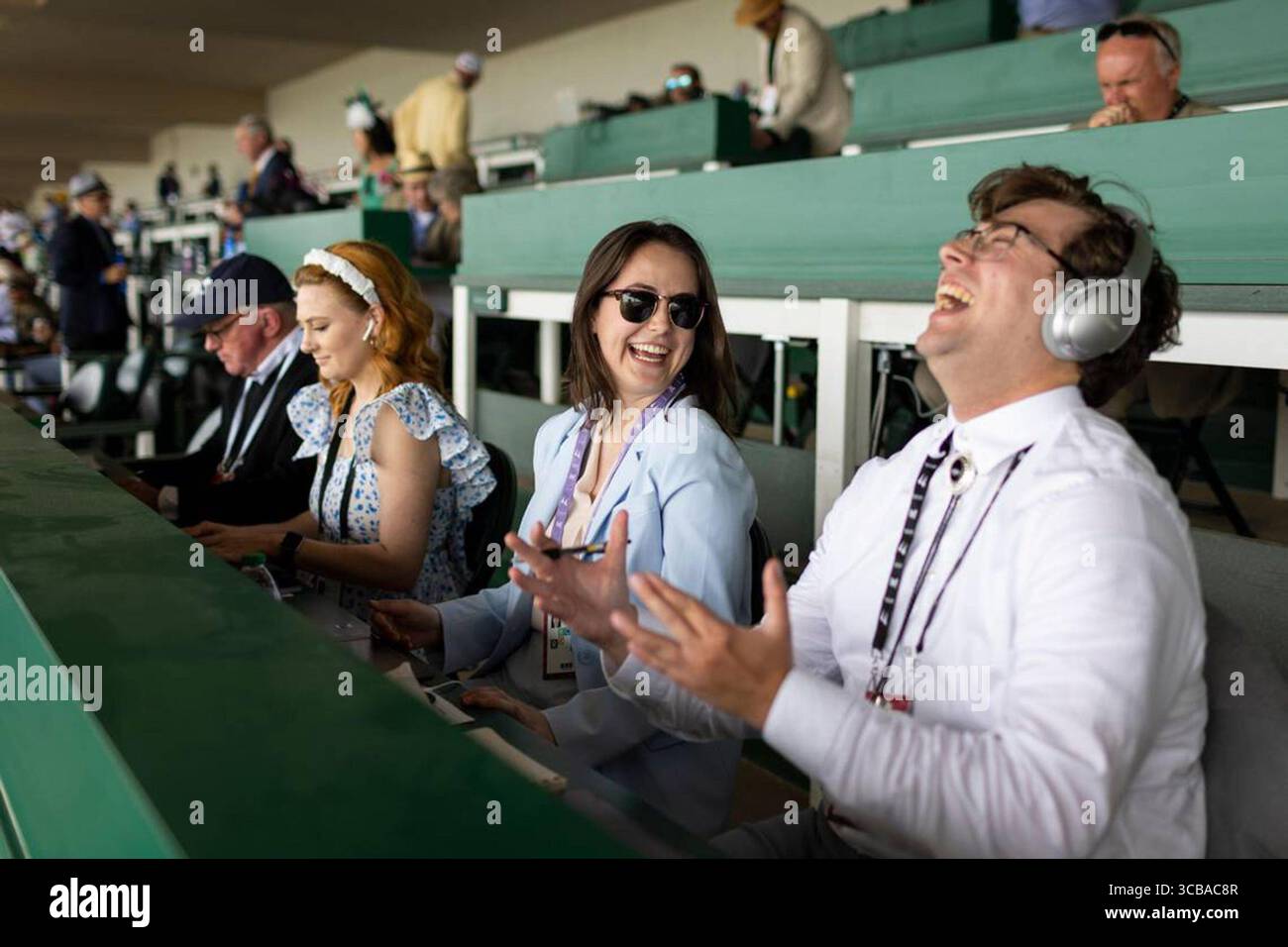 7. Mai 2023: Cameron Drummond, der Sportreporter des Lexington Herald-Leader, lacht mit Caroline Makauskas, während er Wetten vor dem 149. Kentucky Derby am Samstag in Churchill Downs am 6. Mai 2023 durchforstet. Drummond setzte auf drei verschiedene Pferde, um das Derby zu gewinnen: Angel of Empire, Jace's Road und Mage. (Bild: © Silas Walker/Lexington Herald-Leader via ZUMA Press Wire) Stockfoto
