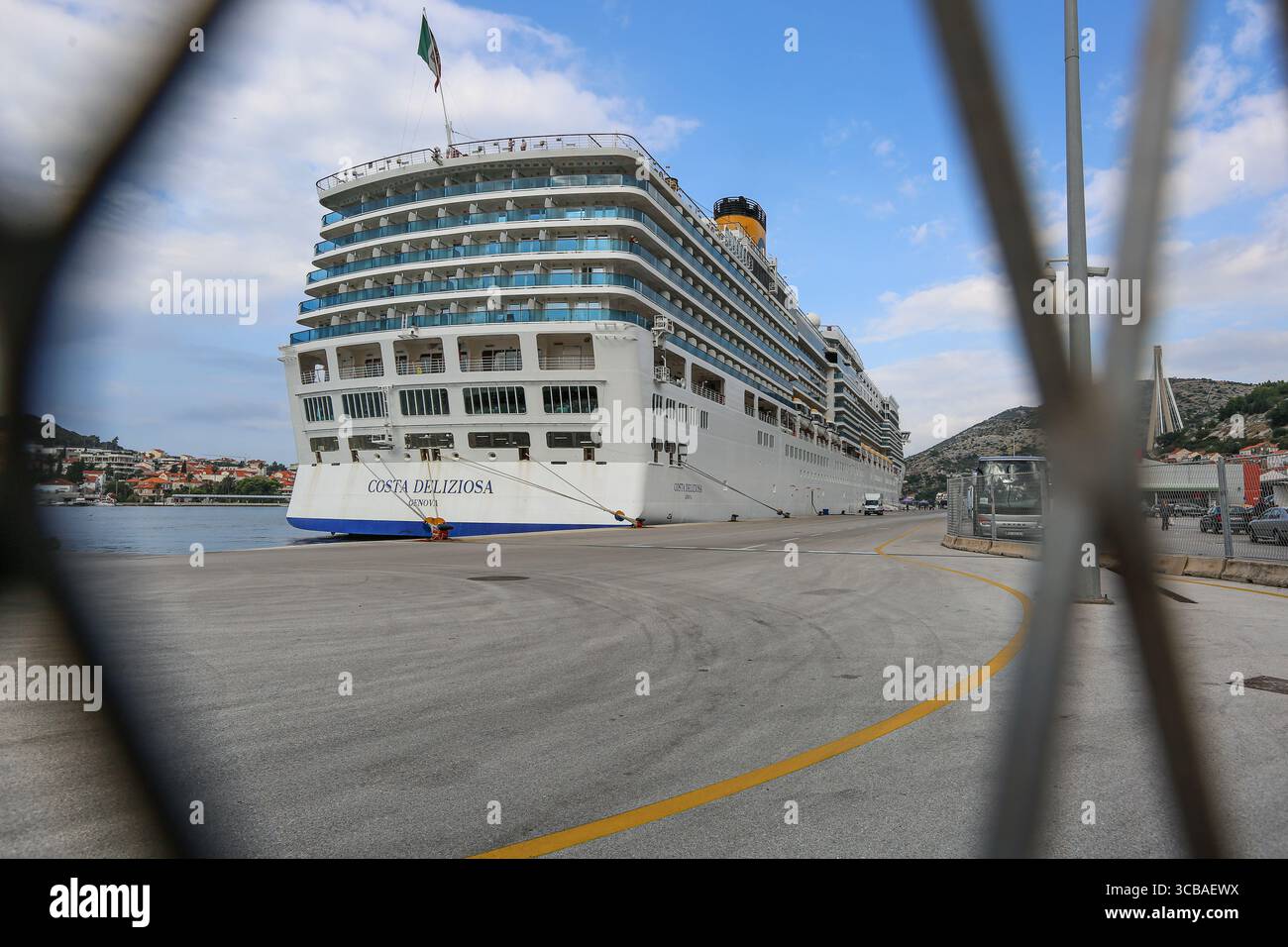 Das große Kreuzfahrtschiff COSTA DELIZIOSA (Costa Cruises) hinter dem Kreuzzaun von Port Gruz, Hafen von Dubrovnik, Kroatien, Adria Stockfoto