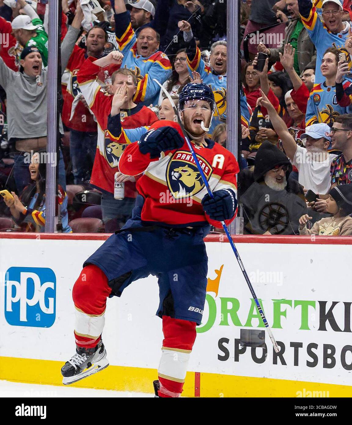 12. Mai 2023: Matthew Tkachuk (19) der Florida Panthers feiert, nachdem er am 28. April 2023 in Sunrise, Florida in der ersten Phase des 6. Spiels ein Tor gegen die Boston Bruins geschossen hat. (Foto: © Matias J. Ocner/Miami Herald via ZUMA Press Wire) Stockfoto