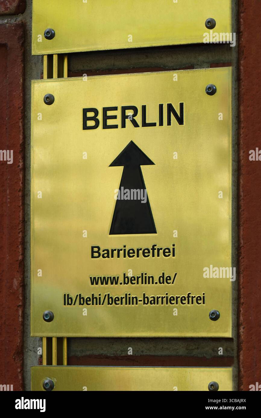 Schild mit Berlin barrierefrei Schild mit Berlin barrierefrei, 28.06.2025, Kreuzberg, Berlin, auf einem goldenen Schild befinden sich die Schriftzüge Berlin und barrierefrei mit einem Pfeil. *** Schild mit Berlin barrierefrei Schild mit Berlin barrierefrei, 28 06 2025, Kreuzberg, Berlin, auf einem goldenen Schild sind die Worte Berlin und barrierefrei mit einem Pfeil Stockfoto