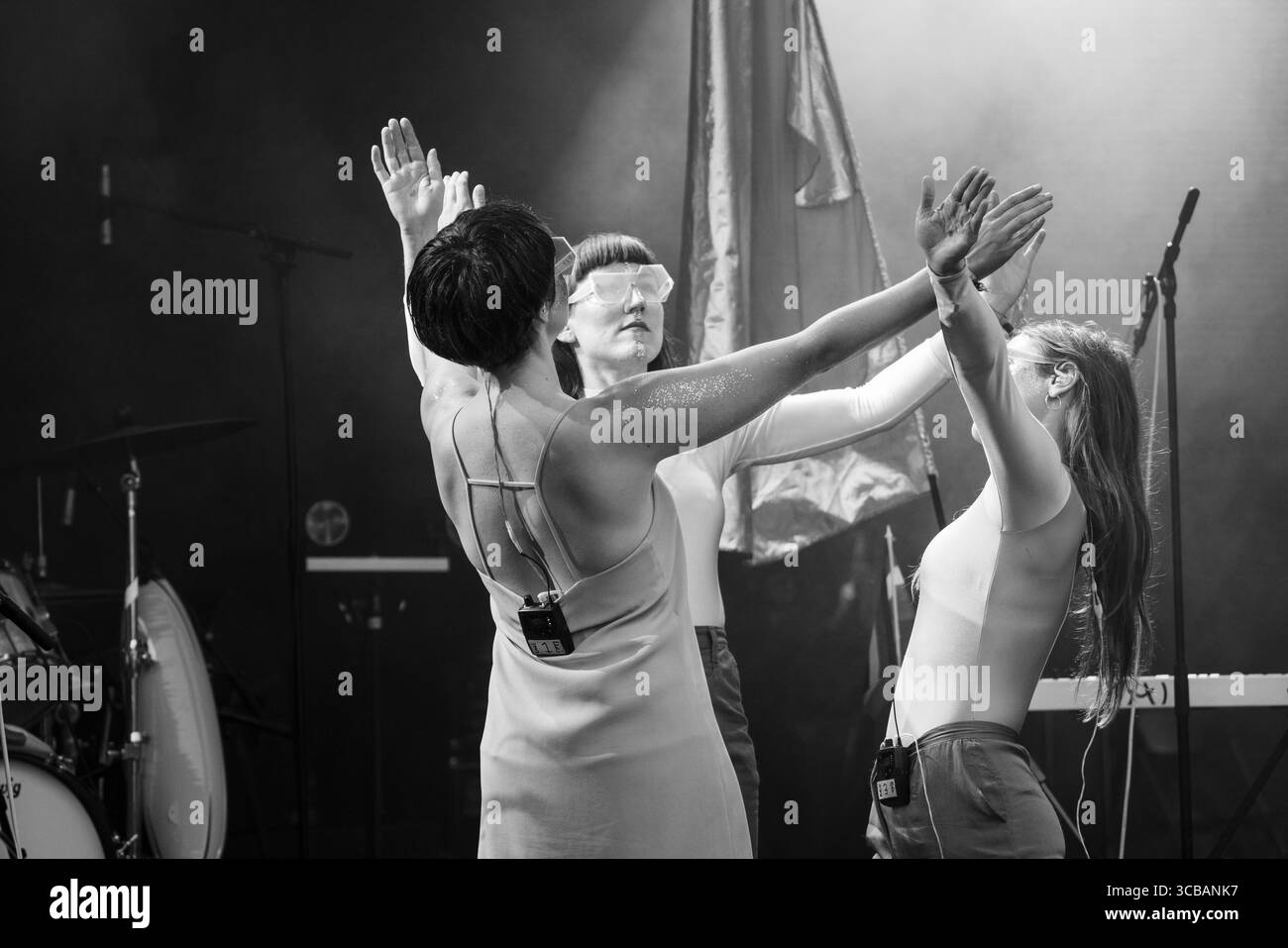 STEALING SHEEP, LIVE-KONZERT, 2019: Stealing Sheep Play the Wall Garden Stage. Tag eins des Green man Festivals 2019 im Glanusk Park in den Brecon Beacons, Wales. Foto: Rob Watkins 2019. INFO: Stealing Sheep ist ein aus Liverpool stammendes Art-Pop-Trio, das 2010 mit Rebecca Hawley, Emily Lansley und Luciana Mercer gegründet wurde. Ihre Musik verbindet hypnotische Harmonien, DIY Surrealismus und elektronischen Pop und entwickelt sich über Alben wie Into the Diamond Sun und Big Wows mit lebhaftem, experimentellem Flair. Stockfoto