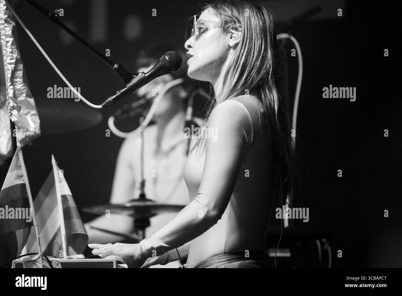 STEALING SHEEP, LIVE-KONZERT, 2019: Rebecca Hawley von Stealing Sheep spielt die Wall Garden Stage. Tag eins des Green man Festivals 2019 im Glanusk Park in den Brecon Beacons, Wales. Foto: Rob Watkins 2019. INFO: Stealing Sheep ist ein aus Liverpool stammendes Art-Pop-Trio, das 2010 mit Rebecca Hawley, Emily Lansley und Luciana Mercer gegründet wurde. Ihre Musik verbindet hypnotische Harmonien, DIY Surrealismus und elektronischen Pop und entwickelt sich über Alben wie Into the Diamond Sun und Big Wows mit lebhaftem, experimentellem Flair. Stockfoto