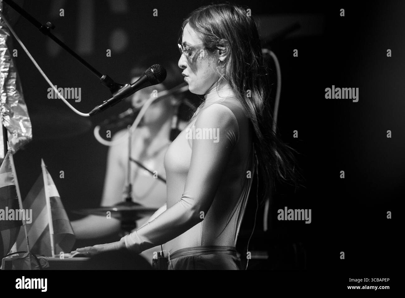 STEALING SHEEP, LIVE-KONZERT, 2019: Rebecca Hawley von Stealing Sheep spielt die Wall Garden Stage. Tag eins des Green man Festivals 2019 im Glanusk Park in den Brecon Beacons, Wales. Foto: Rob Watkins 2019. INFO: Stealing Sheep ist ein aus Liverpool stammendes Art-Pop-Trio, das 2010 mit Rebecca Hawley, Emily Lansley und Luciana Mercer gegründet wurde. Ihre Musik verbindet hypnotische Harmonien, DIY Surrealismus und elektronischen Pop und entwickelt sich über Alben wie Into the Diamond Sun und Big Wows mit lebhaftem, experimentellem Flair. Stockfoto
