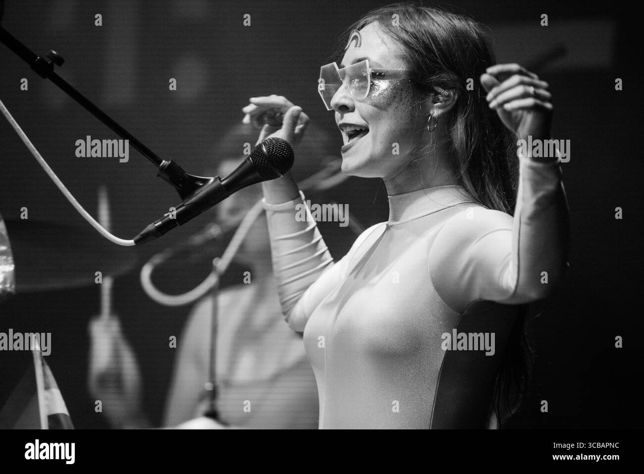 STEALING SHEEP, LIVE-KONZERT, 2019: Rebecca Hawley von Stealing Sheep spielt die Wall Garden Stage. Tag eins des Green man Festivals 2019 im Glanusk Park in den Brecon Beacons, Wales. Foto: Rob Watkins 2019. INFO: Stealing Sheep ist ein aus Liverpool stammendes Art-Pop-Trio, das 2010 mit Rebecca Hawley, Emily Lansley und Luciana Mercer gegründet wurde. Ihre Musik verbindet hypnotische Harmonien, DIY Surrealismus und elektronischen Pop und entwickelt sich über Alben wie Into the Diamond Sun und Big Wows mit lebhaftem, experimentellem Flair. Stockfoto