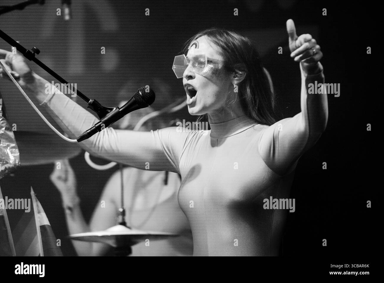 STEALING SHEEP, LIVE-KONZERT, 2019: Rebecca Hawley von Stealing Sheep spielt die Wall Garden Stage. Tag eins des Green man Festivals 2019 im Glanusk Park in den Brecon Beacons, Wales. Foto: Rob Watkins 2019. INFO: Stealing Sheep ist ein aus Liverpool stammendes Art-Pop-Trio, das 2010 mit Rebecca Hawley, Emily Lansley und Luciana Mercer gegründet wurde. Ihre Musik verbindet hypnotische Harmonien, DIY Surrealismus und elektronischen Pop und entwickelt sich über Alben wie Into the Diamond Sun und Big Wows mit lebhaftem, experimentellem Flair. Stockfoto