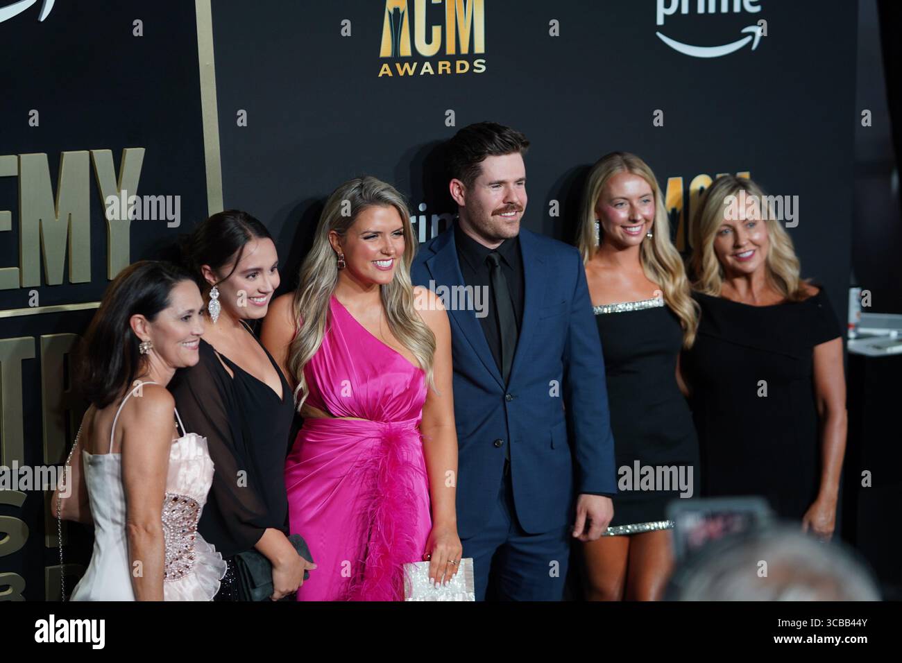 Mai 2023, Dallas, Texas, USA: Connie Harrieson, Ryan Byrd, Maddy Hayes, Alexa Campbell, Jacob Blaznick und Michelle Campbell posieren für die Fotografen beim Red Carpet der 58. Academy of Country Music Awards im Ford Center at the Star in Frisco, Texas am Donnerstag, den 11. Mai 2023. (Foto: © Javier Vicencio/ZUMA Press Wire) Stockfoto