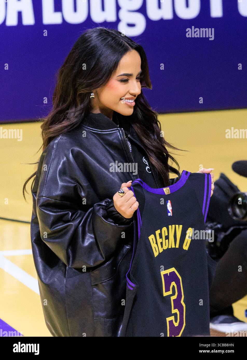 21. November 2023, Los Angeles, Kalifornien, USA: BECKY G posiert mit einem Becky G #3 Laker Trikot beim NBA-Turnierspiel zwischen den Los Angeles Lakers und den Utah Jazz in der Crypto.com Arena. (Kreditbild: © PI via ZUMA Press Wire) Stockfoto