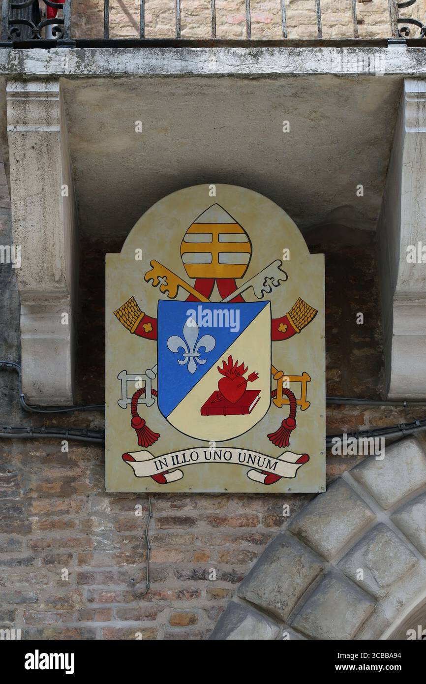Modena, Italien, august 2025, Wappen des neuen Papstes Leo XIV. Vor dem Erzbistum Modena, Bischof von Rom und Papst, Jahr 2025 Stockfoto