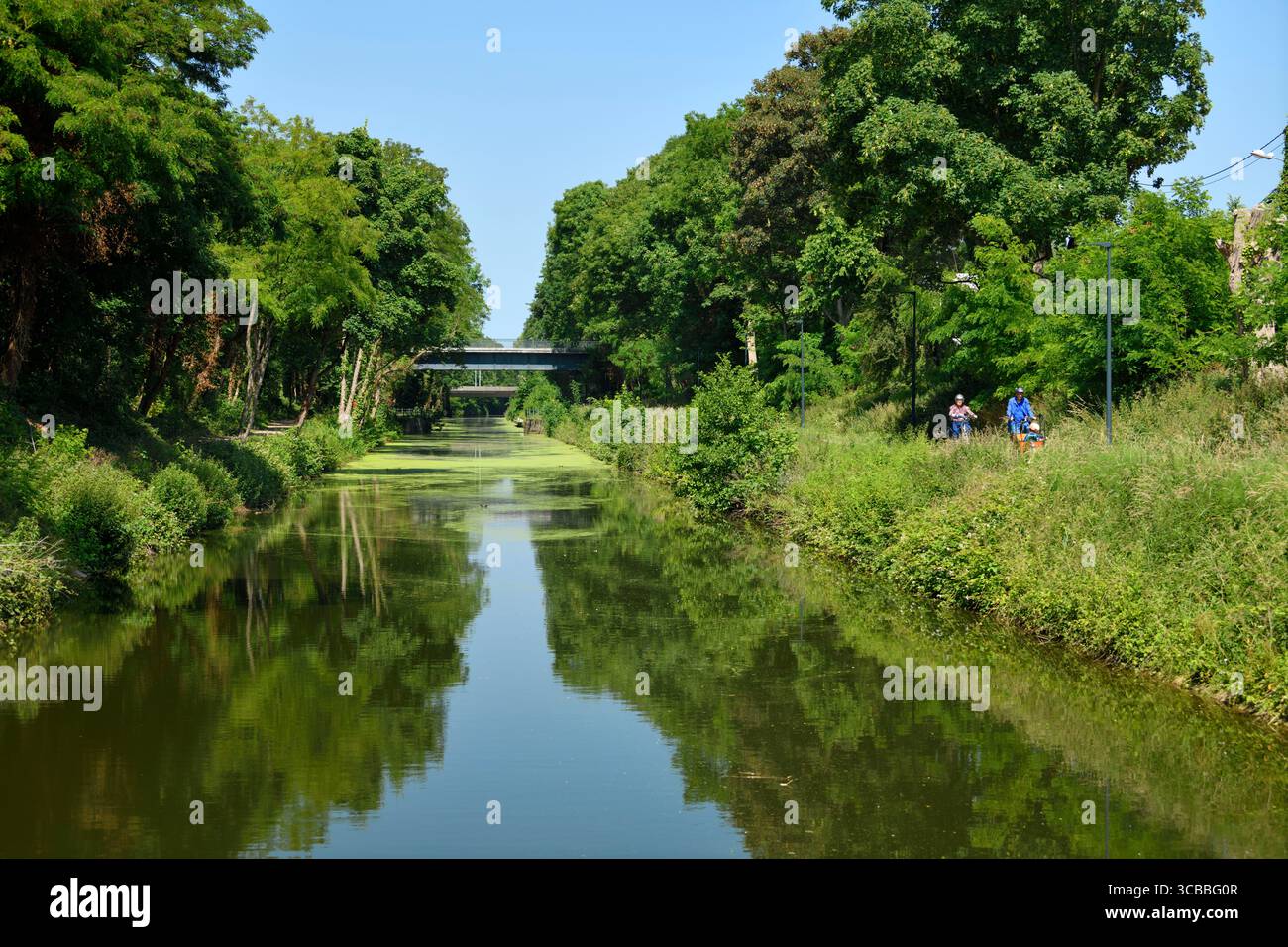 Wasquehal, der Roubaix-Kanal, ursprünglich 1828 gebaut, wurde restauriert und 2009 wieder für die Schifffahrt geöffnet, Radfahrer auf dem Schleppweg Stockfoto