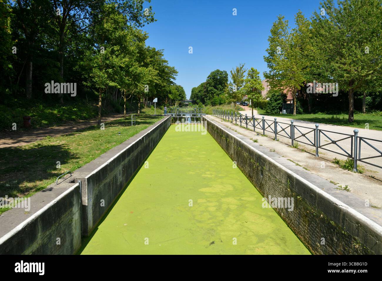 Wasquehal, der Roubaix-Kanal, ursprünglich 1828 gebaut, wurde restauriert und 2009 wieder für die Schifffahrt geöffnet, Radfahrer auf dem Schleppweg Stockfoto
