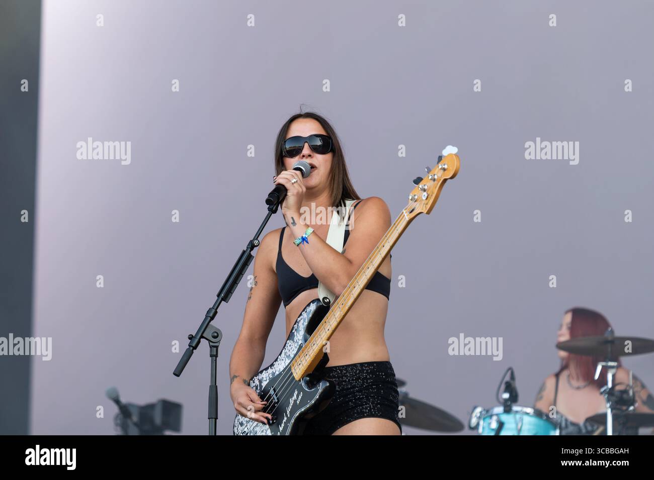 08 Aug 2025, Budapest, Ungarn: Die kanadische Rockband The Beaches spielt während des 2. Tages des Sziget Festivals 2025 ein energiegeladenes Set auf der Hauptbühne und bringt ihren unverkennbaren Sound und ihre Bühnenpräsenz zu einem der größten Outdoor-Musikveranstaltungen Europas. Quelle: Colin Darbyshire/Alamy Live News Stockfoto