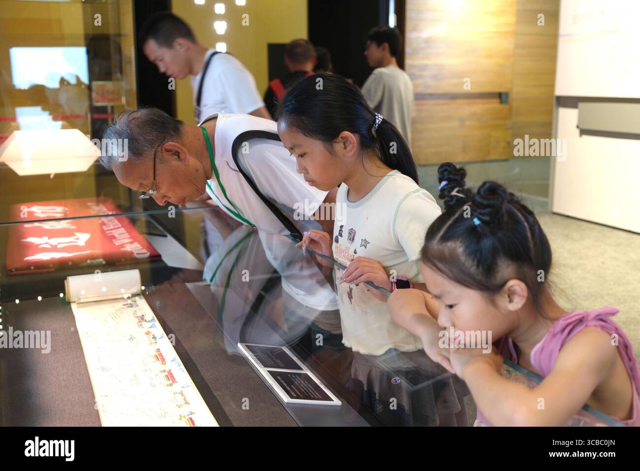 Eltern nehmen ihre Kinder mit ins Hauptmuseum in Peking, China. August 2025. (Foto: Imaginechina/SIPA USA) Credit: SIPA US/Alamy Live News Stockfoto