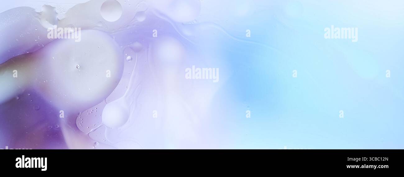 Weiche abstrakte Textur in Blau- und Violetttönen mit durchscheinenden Blasen. Traumhafte und ätherische Makroflüssigkeitszusammensetzung. Stockfoto