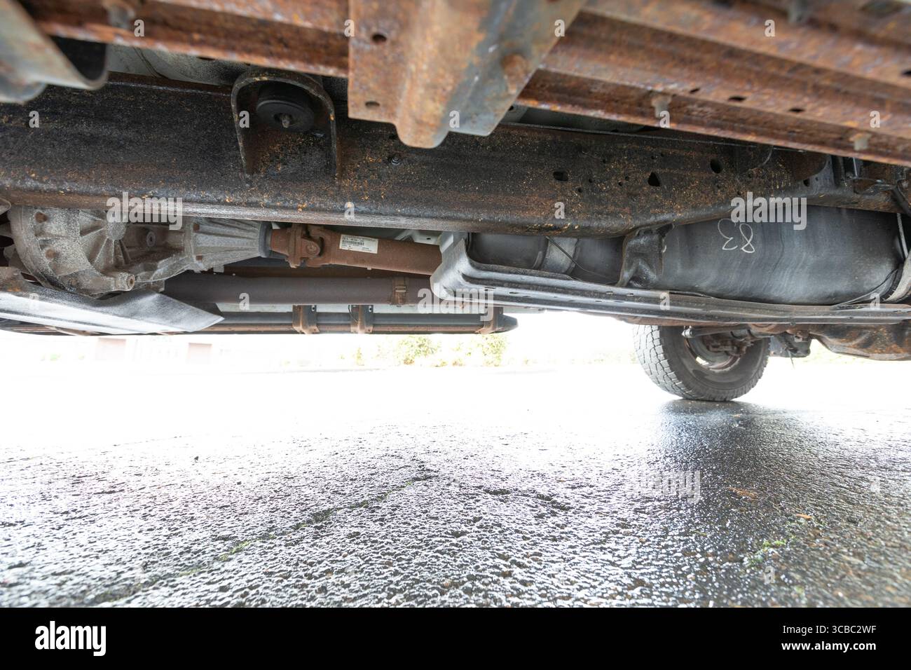 Portland, Oregon-USA-23. Januar 2024-2000 White Ford F-250 XLT Super Duty Power Stroke Diesel V8 amerikanischer Pickup-Lkw unter den Stoßdämpfern der Achsen Stockfoto