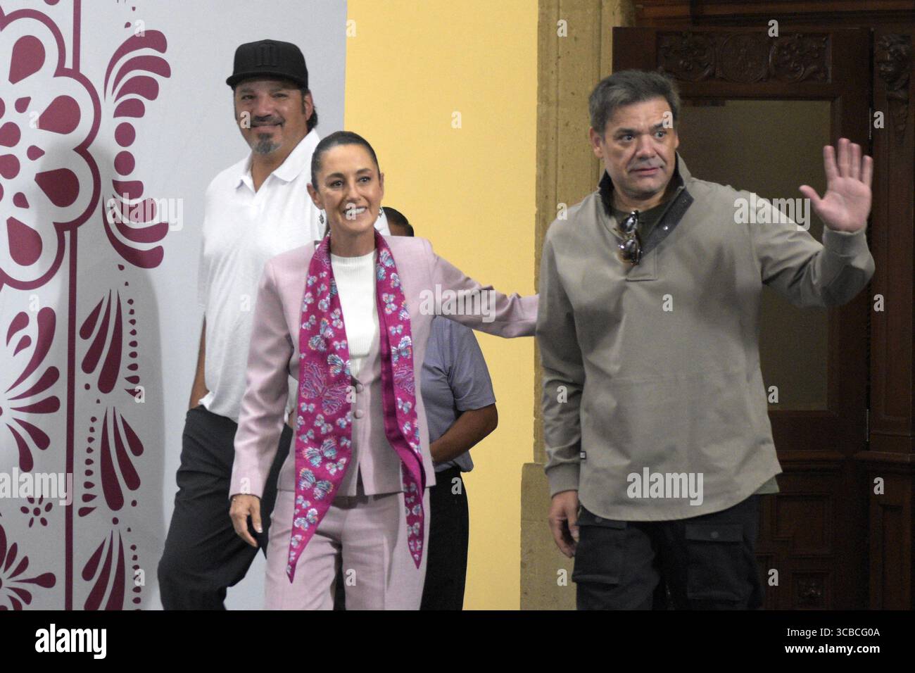 Nicht exklusiv: Mexikanische Präsidentin Claudia Sheinbaum Pardo in Begleitung von René Orlando Martínez und Ricardo Javier Muñoz Mitgliedern der mexikanischen Band in Stockfoto