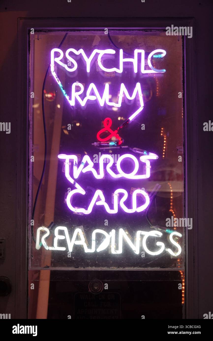 7. Oktober 2023, Annapolis, Maryland, USA: Ein Hellseher in Annapolis, Hauptstadt von MarylandÃs, befindet sich am 7. Oktober 2023 in der Chesapeake Bay. Das historische Viertel umfasst Backsteinhäuser aus dem 18. Jahrhundert und das Maryland State House mit Kuppeln aus den 1700er Jahren. Die Bischofskirche St. AnneÃs im romanischen Stil hat Tiffany-Glasfenster und einen historischen Friedhof. (Kreditbild: © Karen Focht/ZUMA Press Wire) Stockfoto