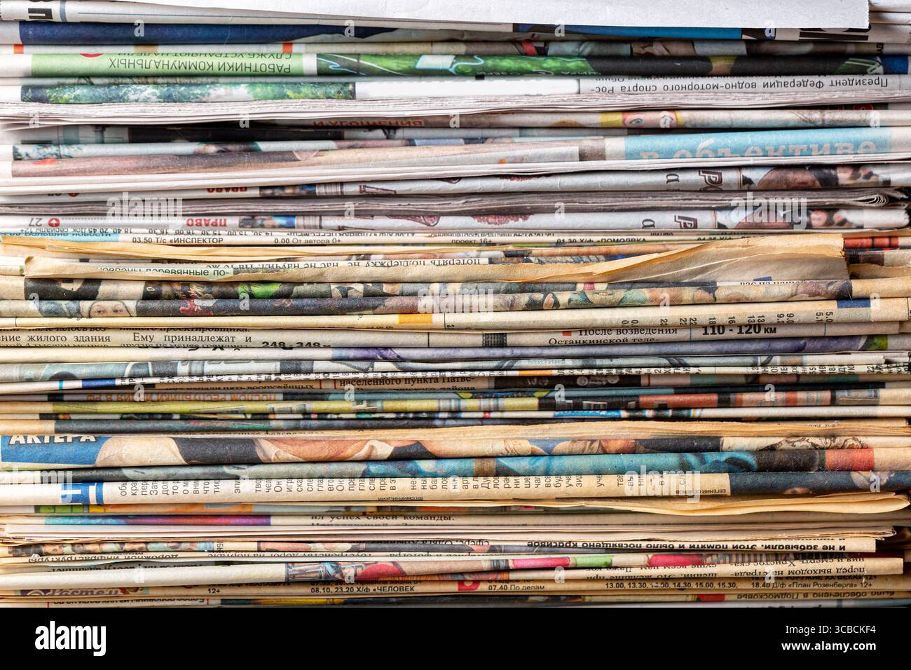 Nahaufnahme eines Haufens oder einer Packung alter Zeitungen. Stockfoto