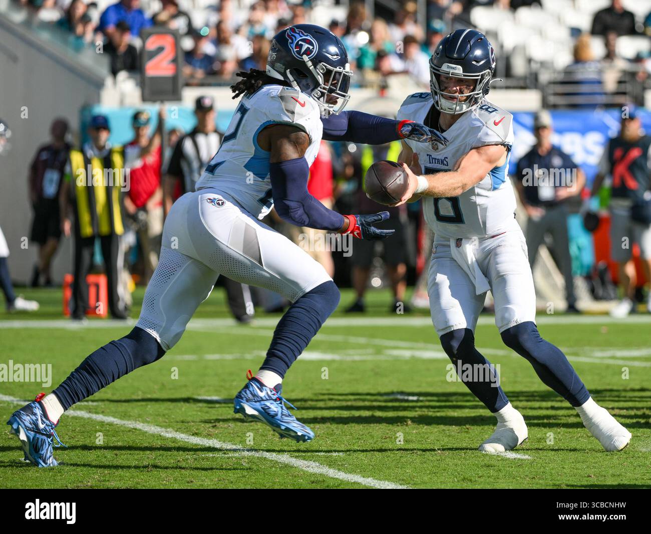 19. November 2023: t8 übergibt den Ball an die Tennessee Titans, die in der zweiten Spielhälfte gegen die Jacksonville Jaguars zurücklaufen. Jags besiegte Titans 34-14 in Jacksonville, FL. Romeo T Guzman/Cal Sport Media (Kreditbild: Stockfoto