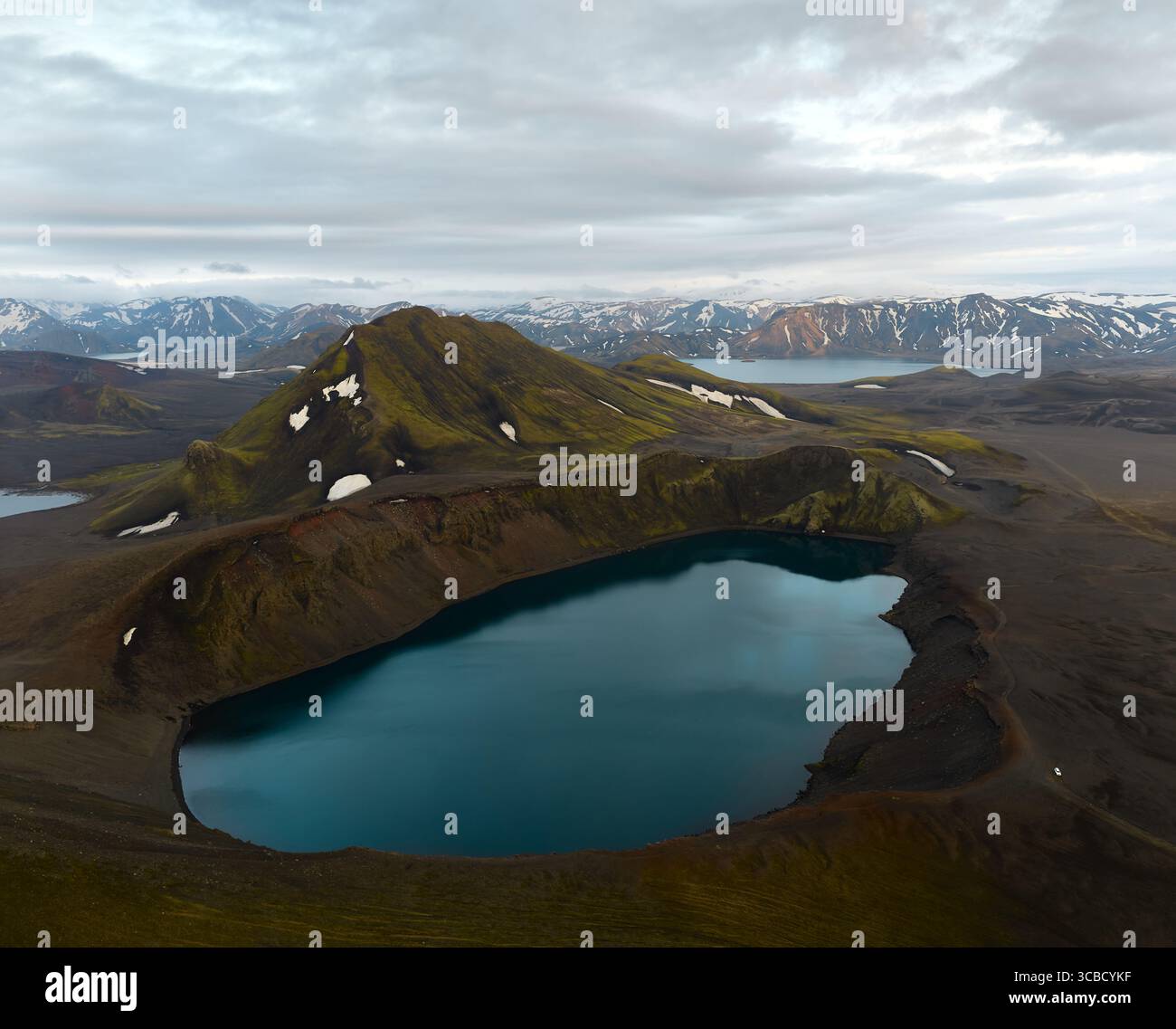 Kratersee reflektiert den bewölkten Himmel im isländischen Hochland Stockfoto