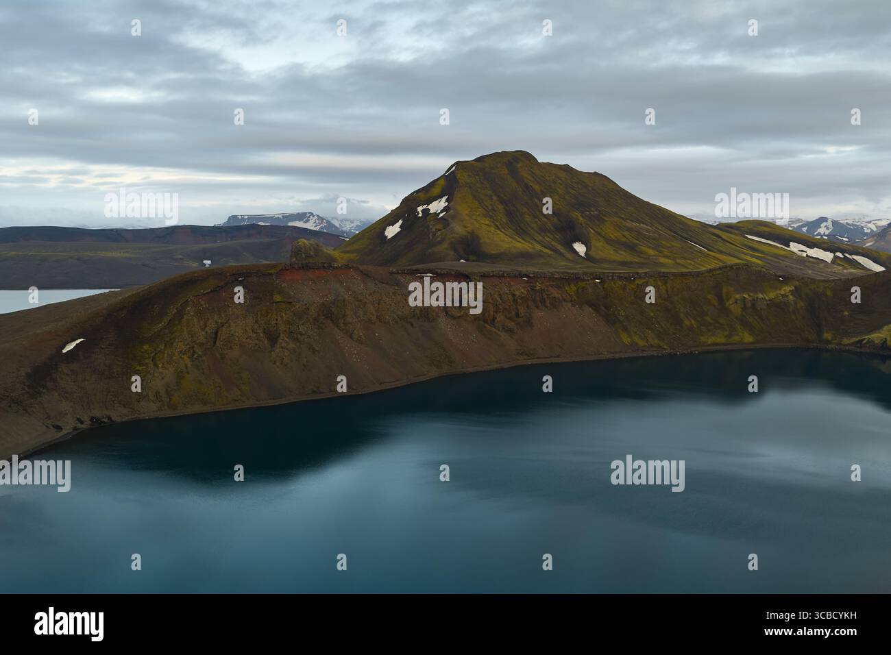 Der Hnausapollur See spiegelt die dramatische Bergkulisse wider Stockfoto