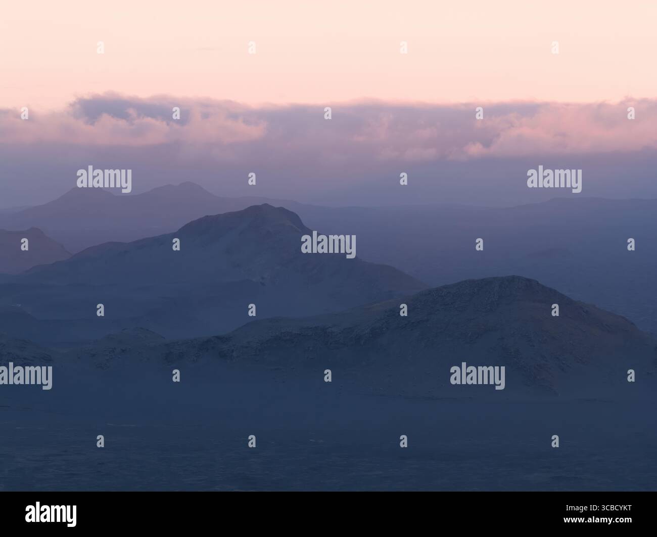 Rosa Wolken schweben bei Sonnenuntergang über dem isländischen Hochland Stockfoto