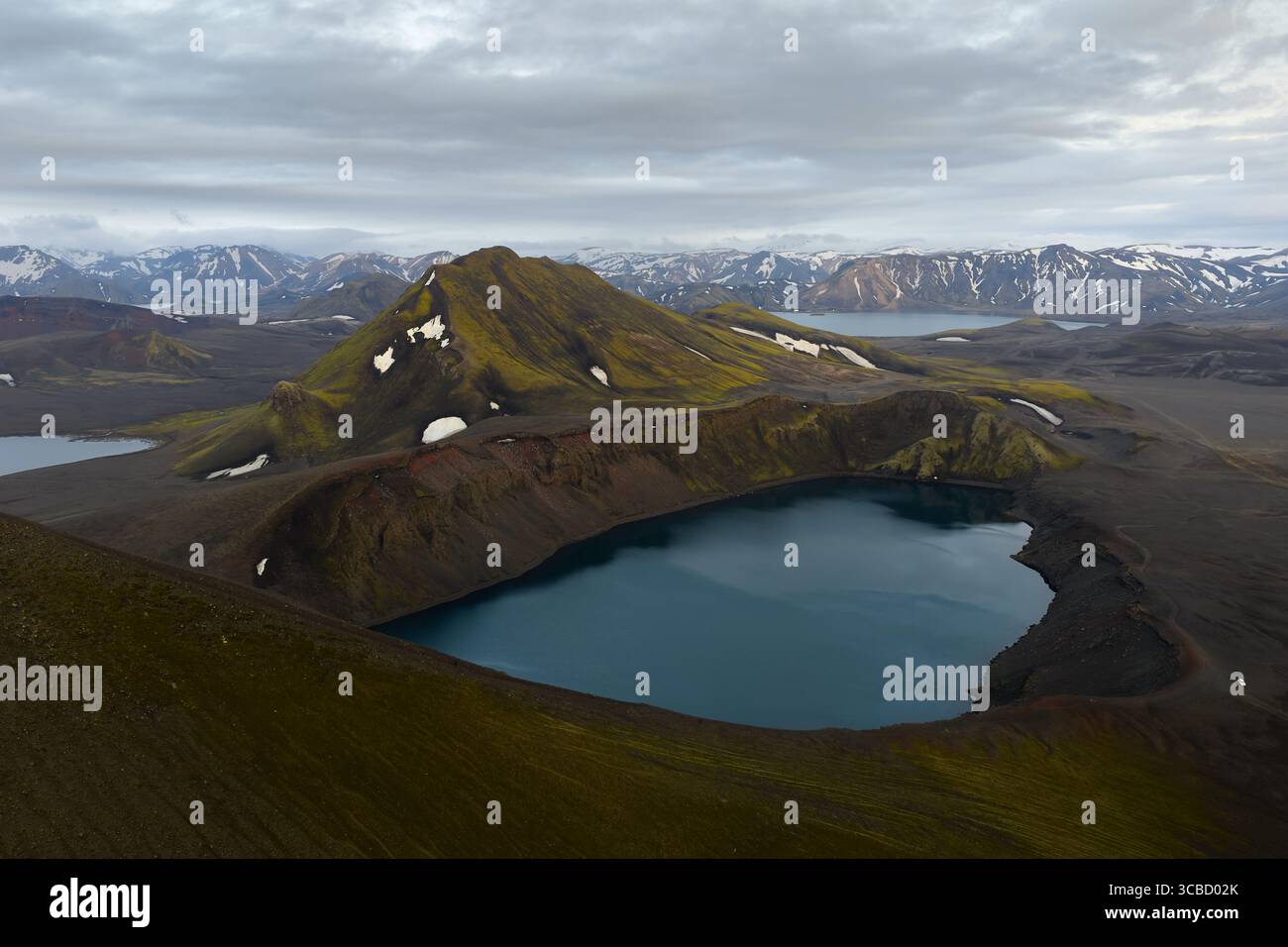 Der Hnausapollur See reflektiert den bewölkten Himmel im isländischen Hochland Stockfoto