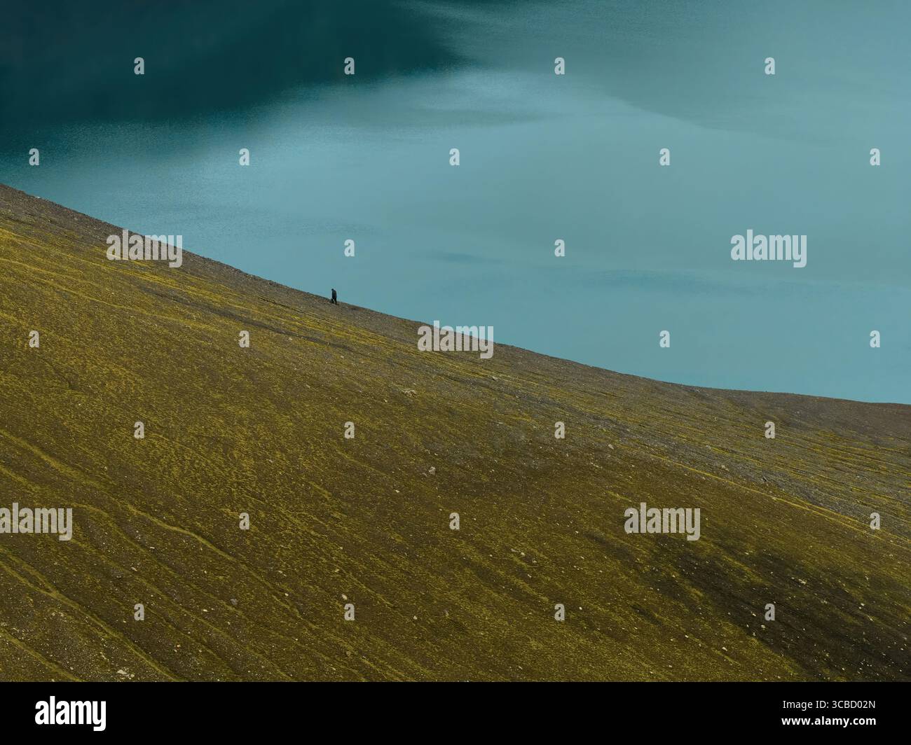 Einsamer Wanderer, der das riesige isländische Hochland erkundet Stockfoto