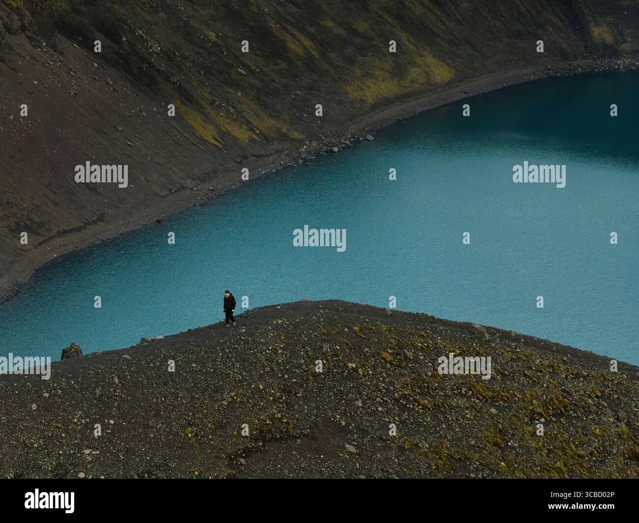 Wanderer erkunden den isländischen Kratersee in rangárþing ytra, island Stockfoto