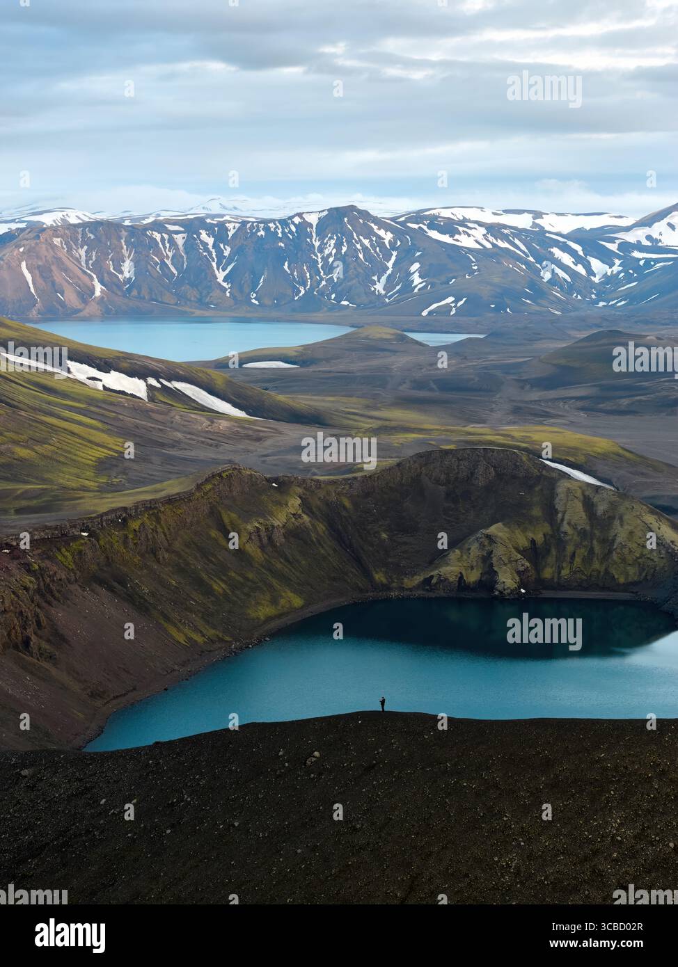 Fotograf mit atemberaubendem Blick auf das isländische Hochland Stockfoto