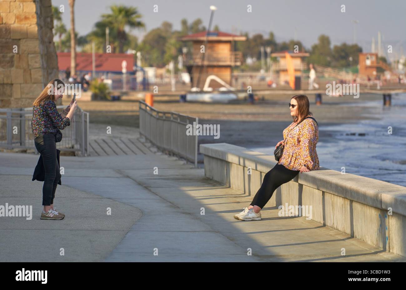 An der Stadtpromenade an einem sonnigen Tag. Larnaka, Zypern Stockfoto