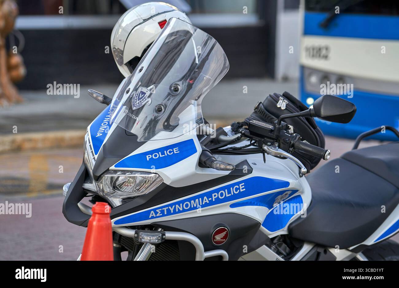 Polizeimotorrad auf den Straßen von Larnaka, Zypern Stockfoto